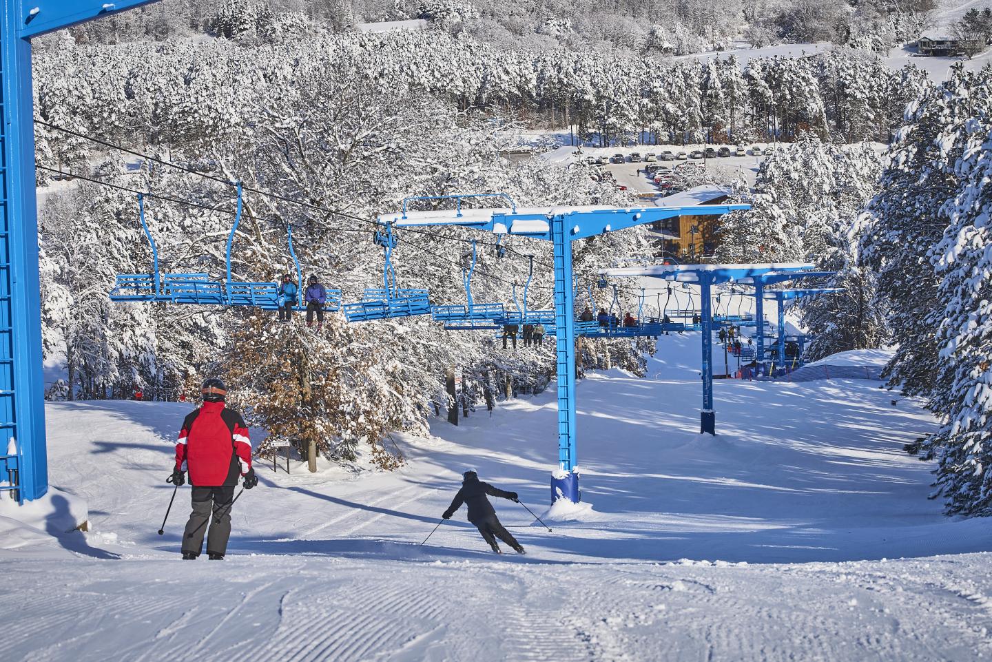 Trollhaugen in USA - a person is skiing down a snowy hill.