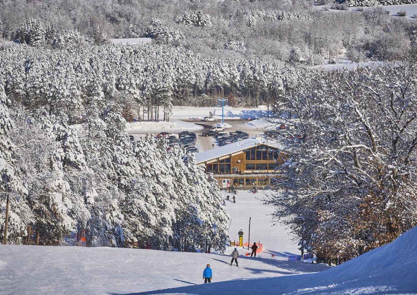 Trollhaugen in USA - a group of people skiing down a snowy slope.