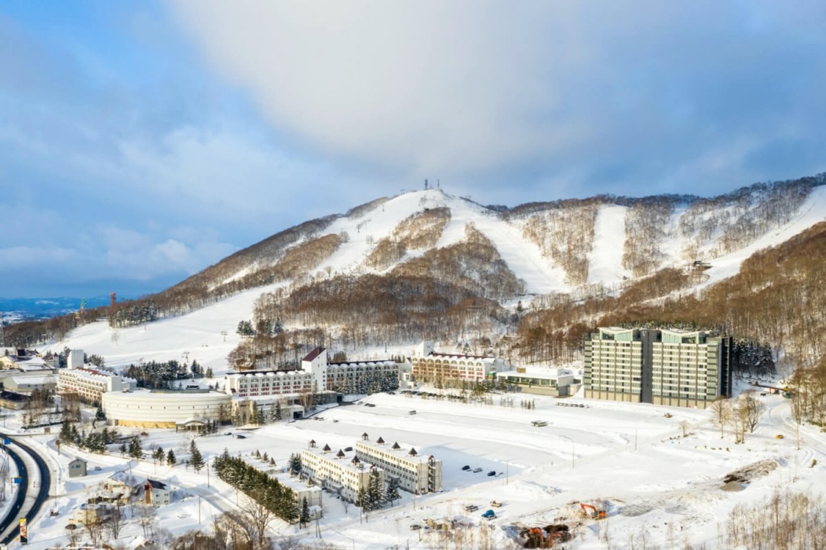 Asarigawa Onsen in Japan: a view of a ski resort in the mountains.