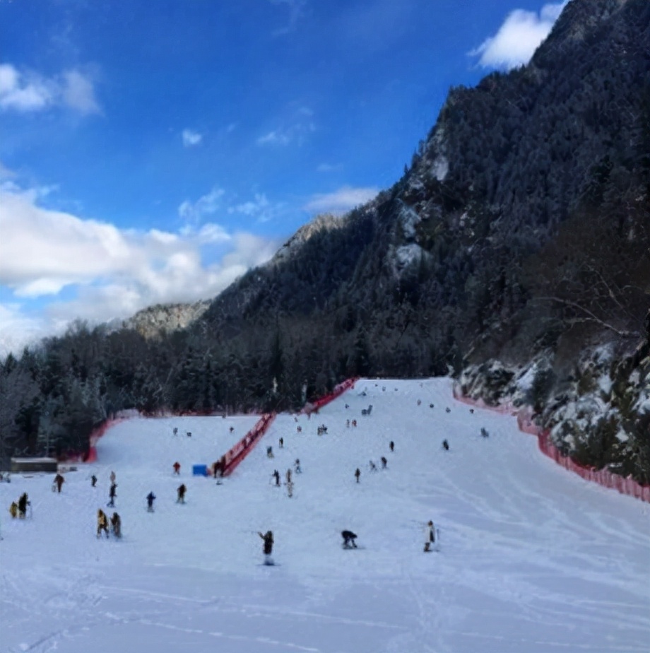 Jiudingshan Taiziling in China - a group of people skiing down a snowy slope.