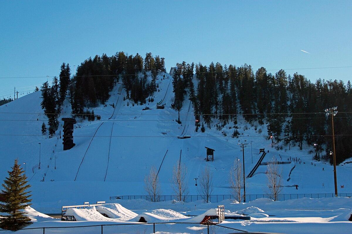 Howelsen Hill – Steamboat Springs in USA - a snow covered ski slope with trees in the background.