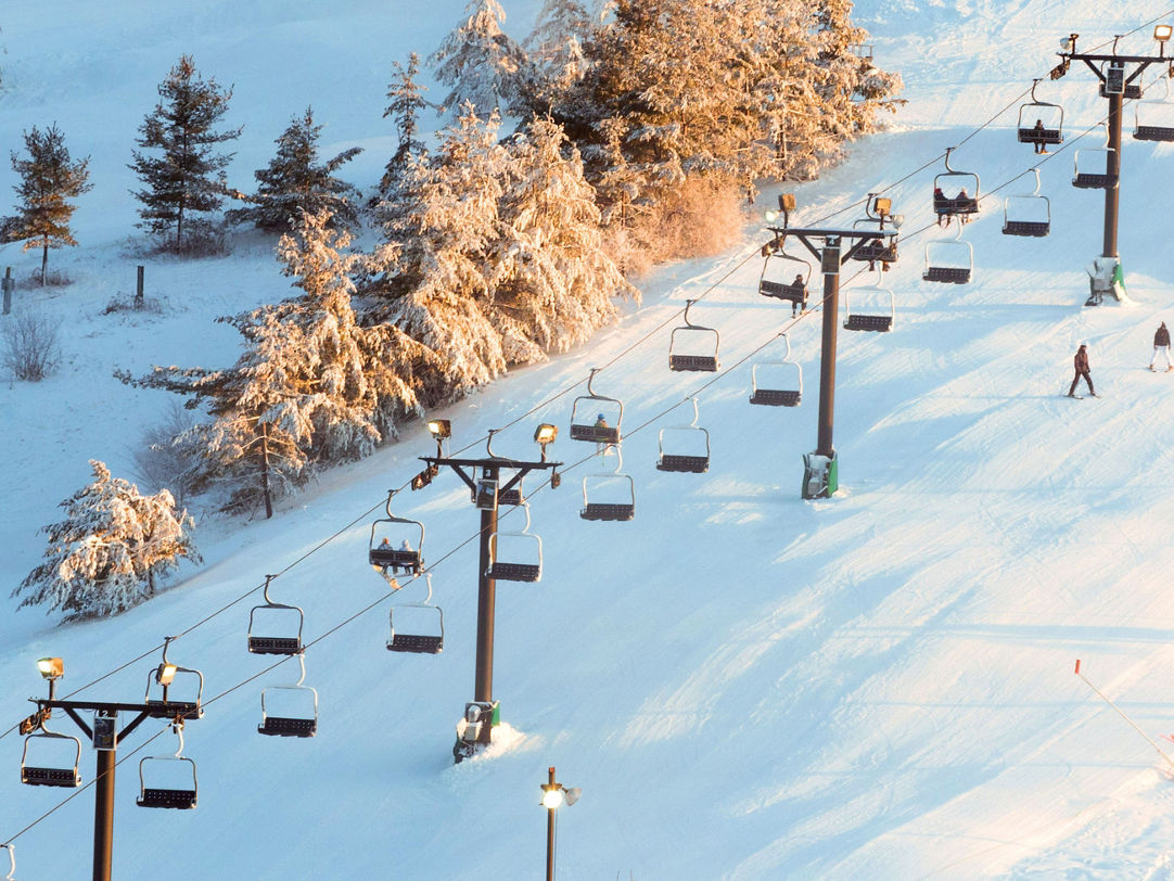 Boston Mills in USA - a ski lift going down a snowy slope.