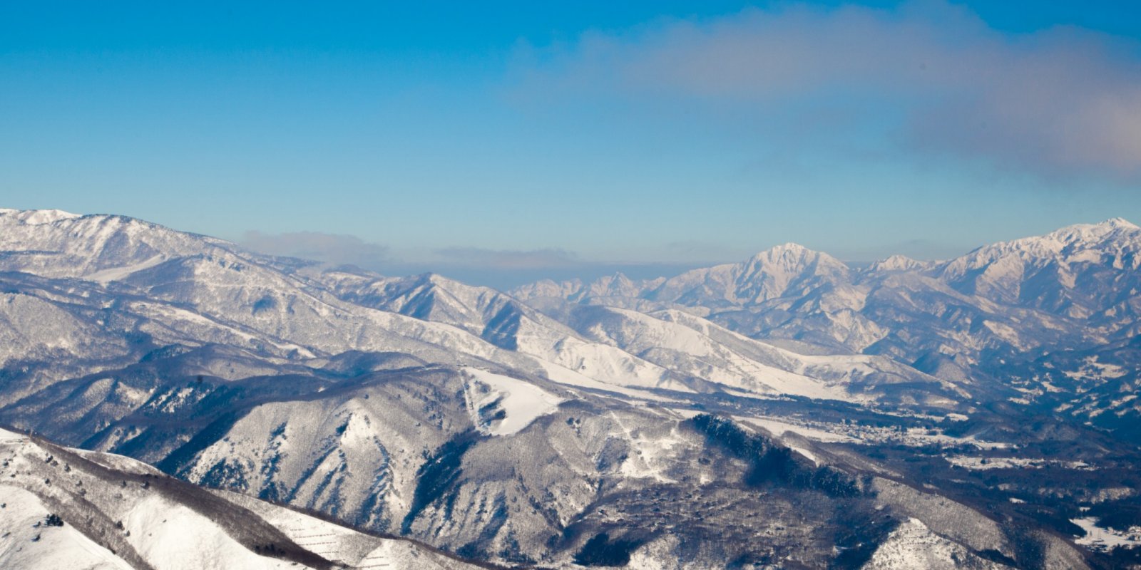 Taranokidai in Japan - a view of the mountains from the top of a mountain.