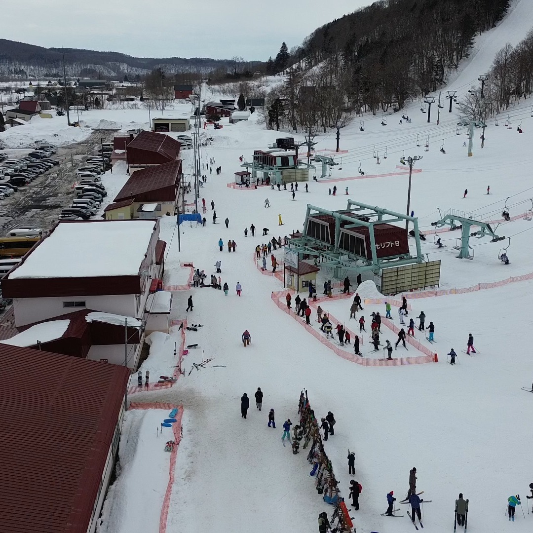 Haginoyama Shimin in Japan - a group of people skiing down a hill.