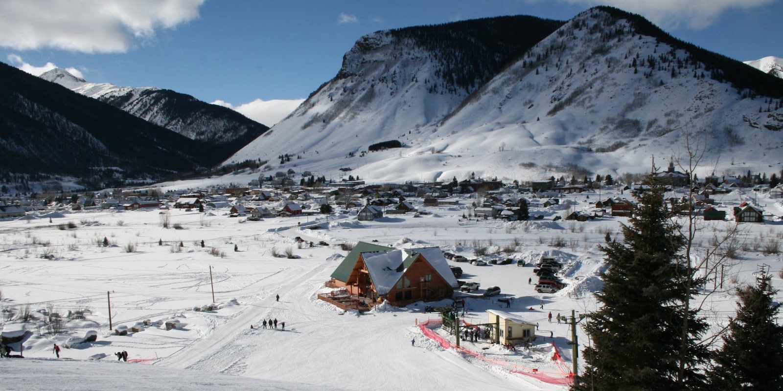 Kendall Mountain – Silverton in USA: a view of a ski resort with mountains in the background.