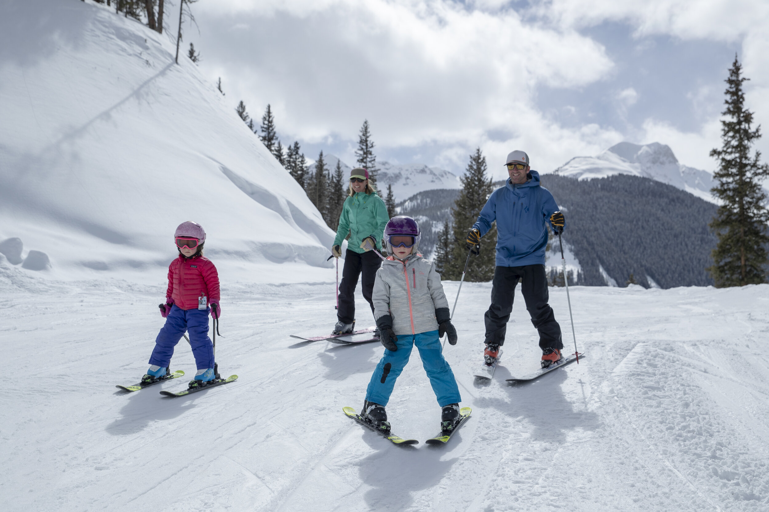 Kendall Mountain – Silverton in USA - a group of people skiing down a mountain.