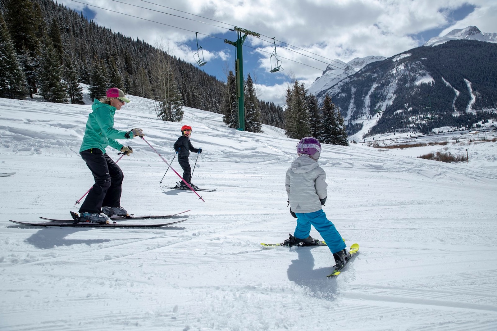 Kendall Mountain – Silverton in USA - a group of people riding ski boards down a snow covered slope.