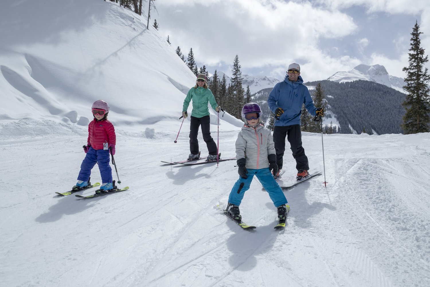 Kendall Mountain – Silverton in USA - a group of people skiing down a snowy slope.