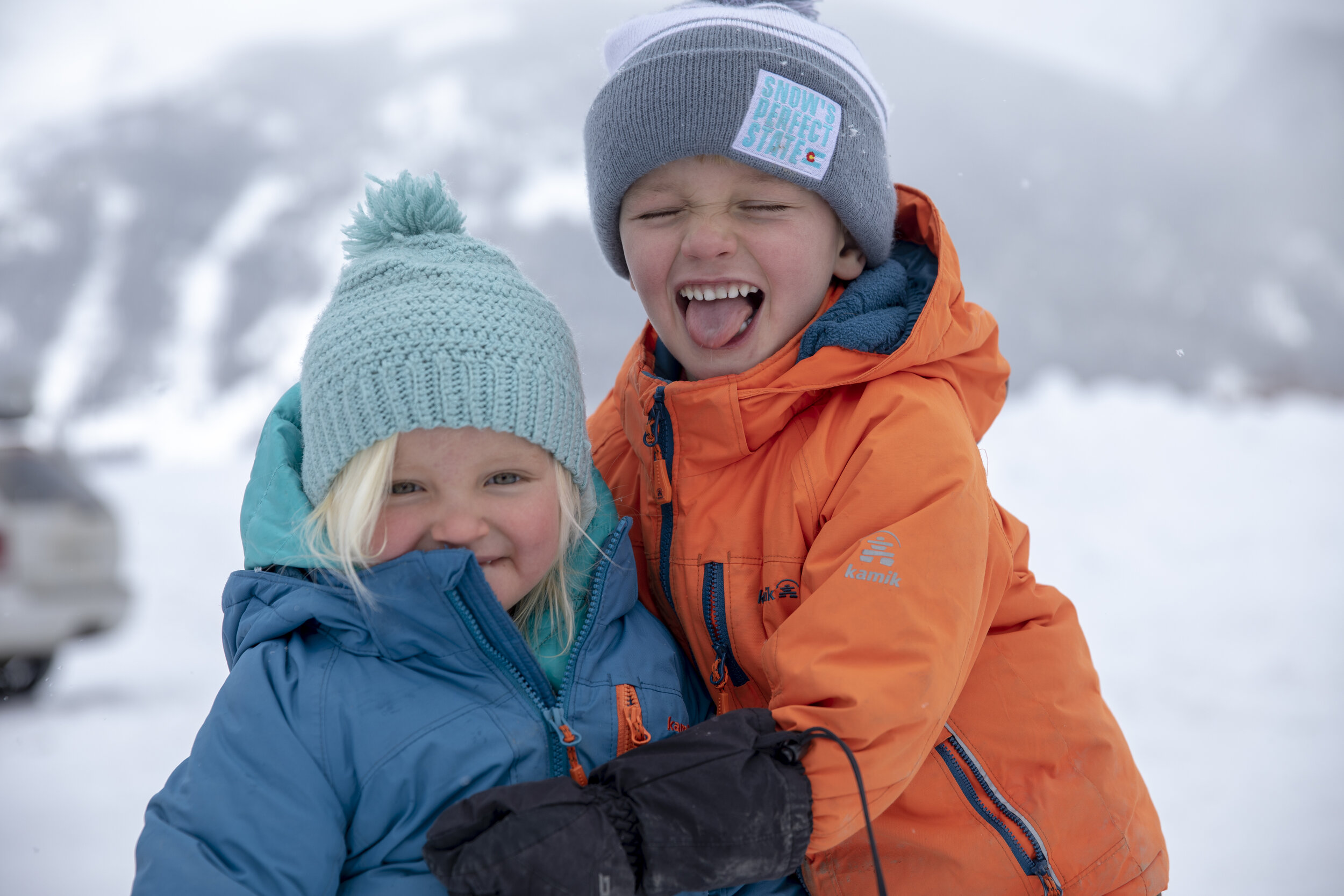 Kendall Mountain – Silverton in USA - two children in the snow.