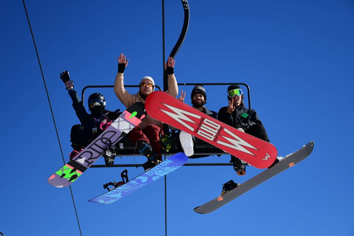 Mt Crescent in USA - two snowboarders in the air.