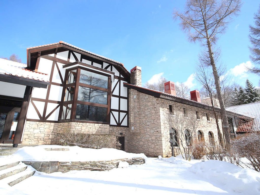 Tateshina Tokyu in Japan - a house in the snow on a sunny day.