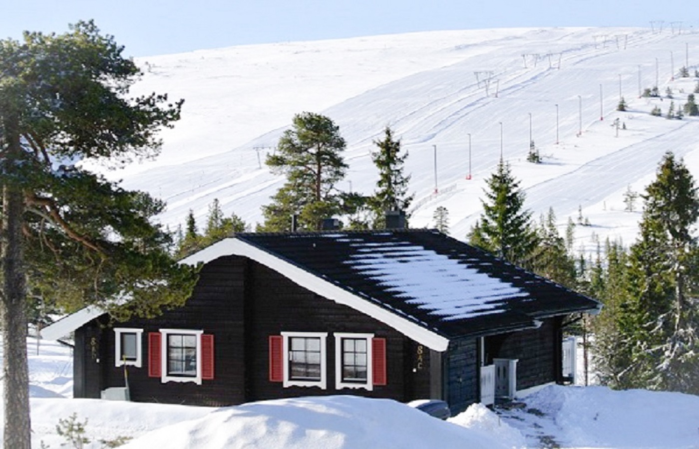 Tandådalen | ​Hundfjället in Sweden - a cabin in the middle of a snowy mountain.