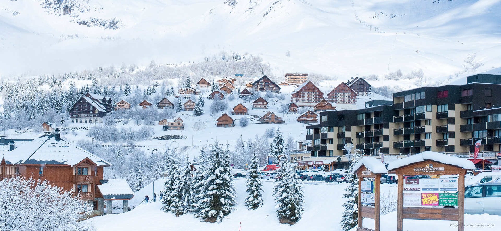 Le Grand Domaine – Valmorel | ​Doucy | ​Celliers | ​St François Longchamp in France: a view of a ski resort with snow on the ground.