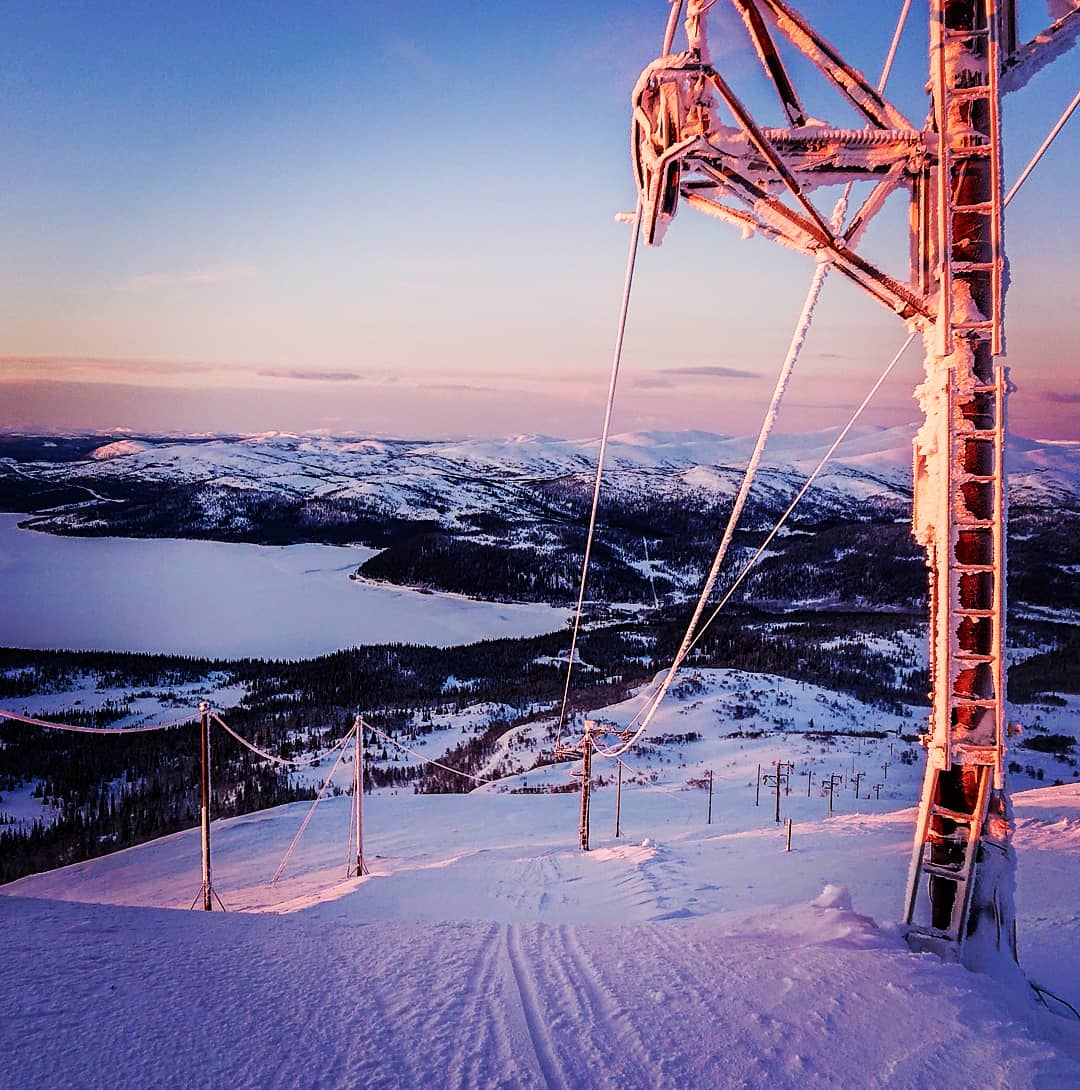 Blåsjön – Mesklumpen in Sweden - a ski lift going up a snowy mountain.