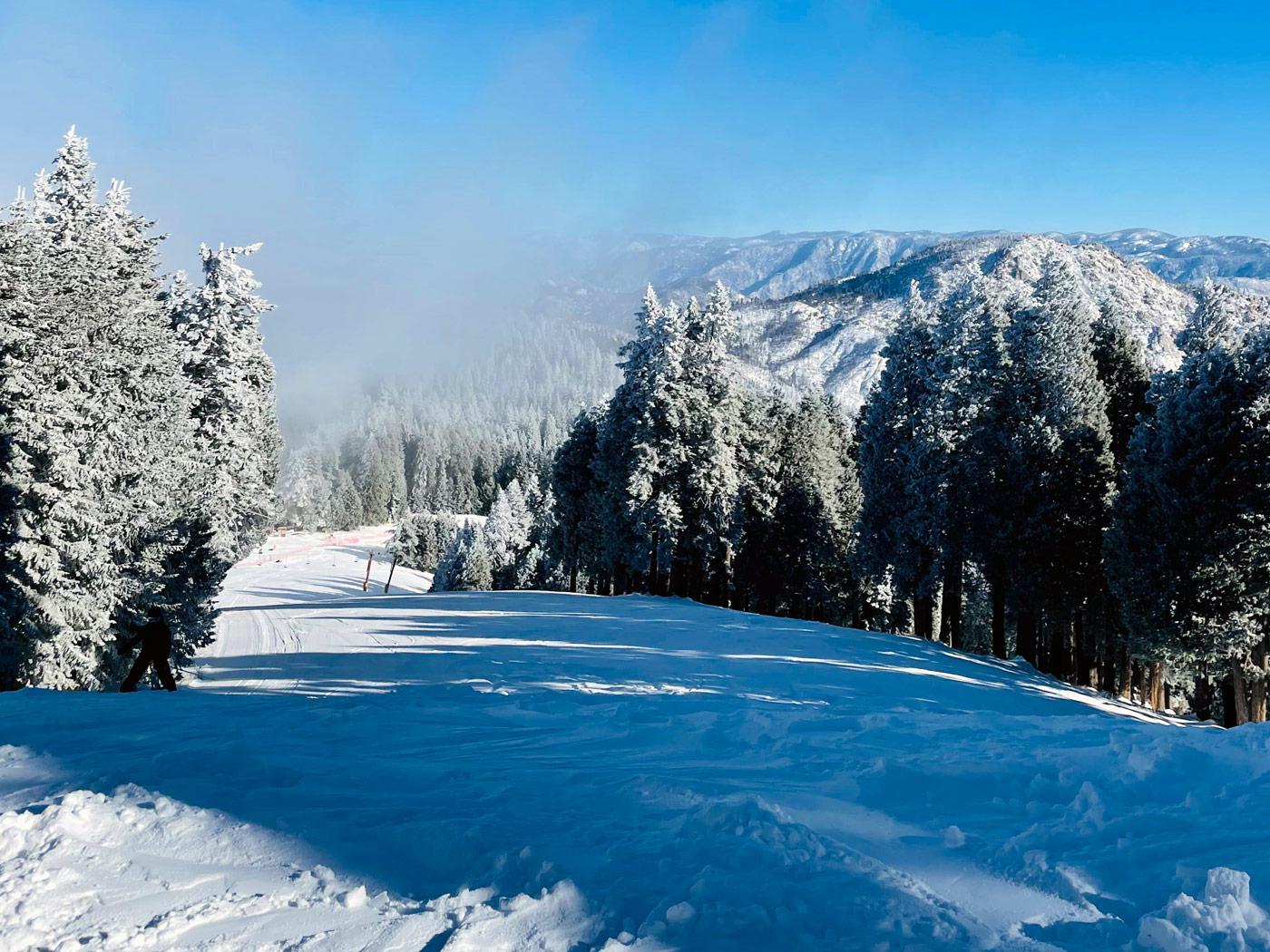 Winter sports scene at the Alta Sierra ski resort in California, USA, showcasing a stunning snowy landscape with snow-covered slopes.