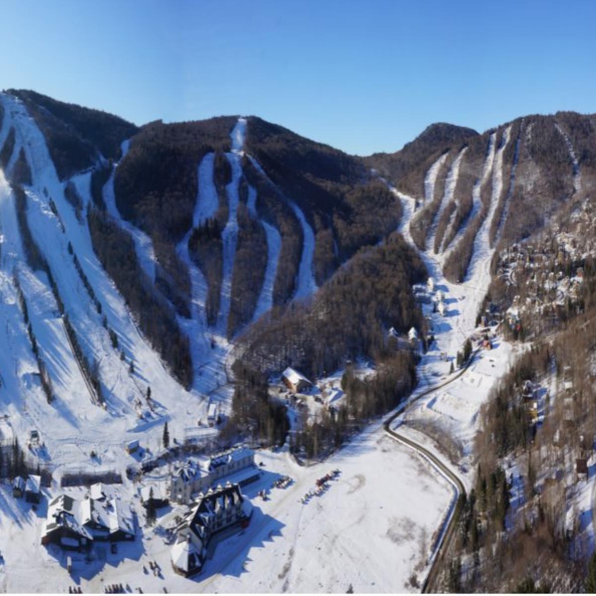 Stoneham in Canada: a view of a ski resort in the mountains.