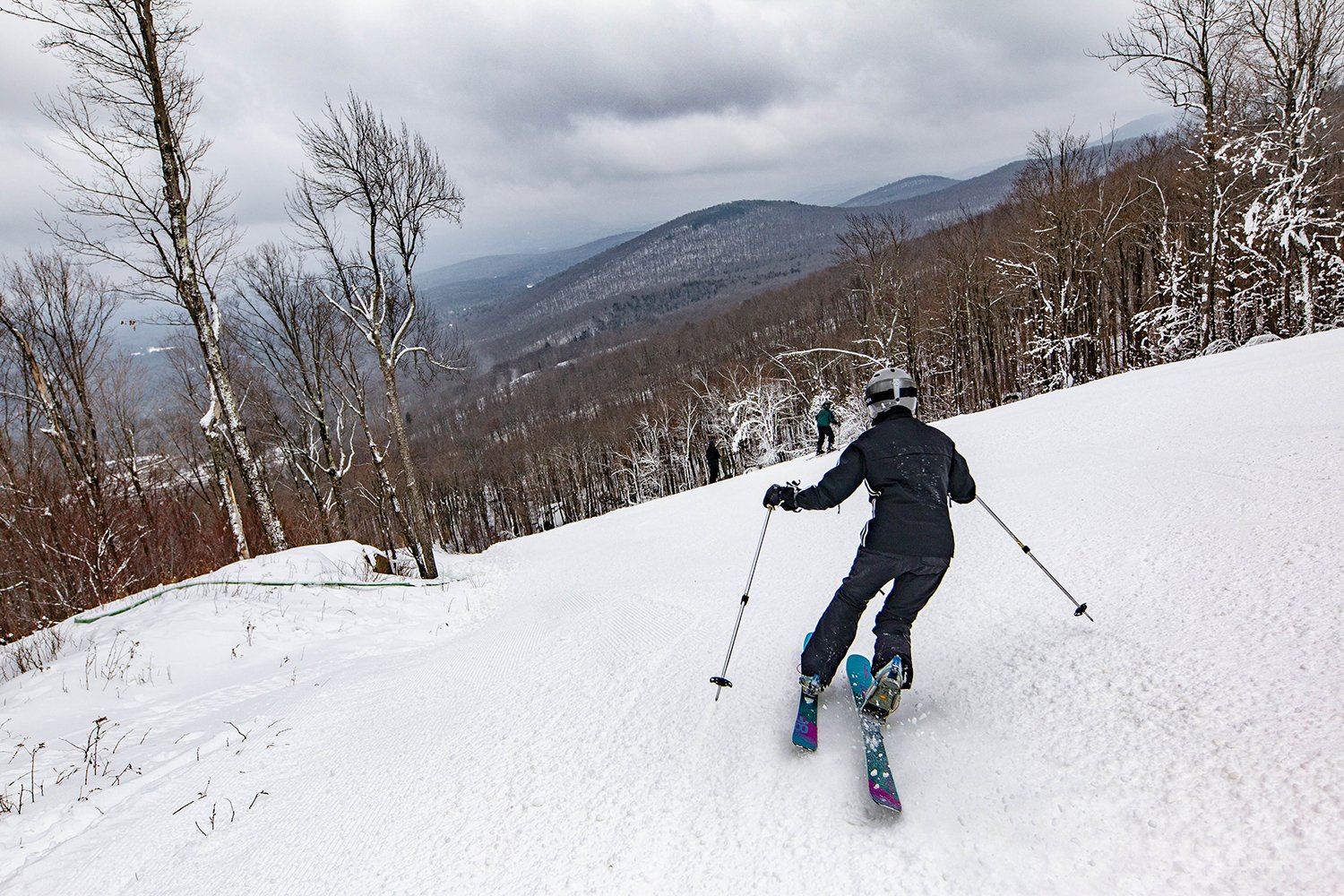 Willard Mountain – Greenwich in USA - a person riding skis down a snowy slope.