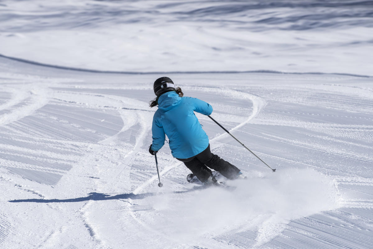 Willard Mountain – Greenwich in USA - a person in a blue jacket skiing down a slope.