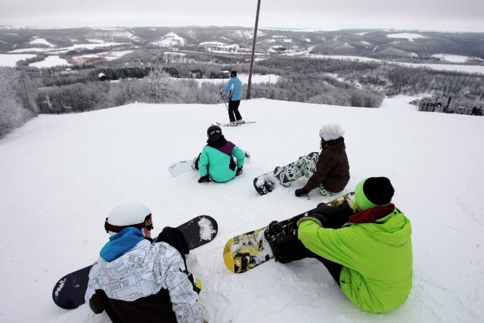 Bear's Den Mountain – Fort Ransom in USA - a group of people sitting in the snow.