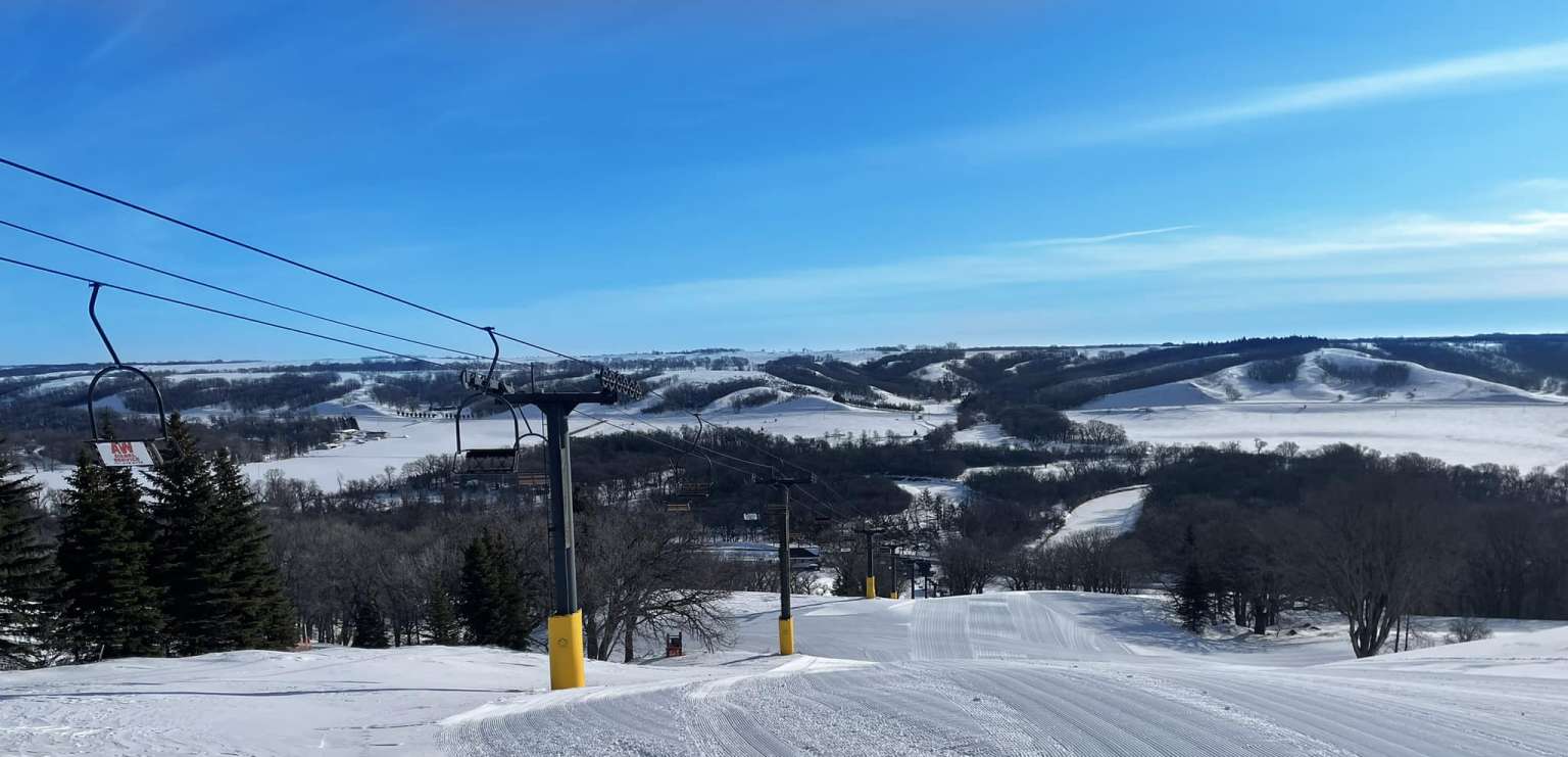 Bear's Den Mountain – Fort Ransom in USA - a ski slope with a ski lift going up the hill.