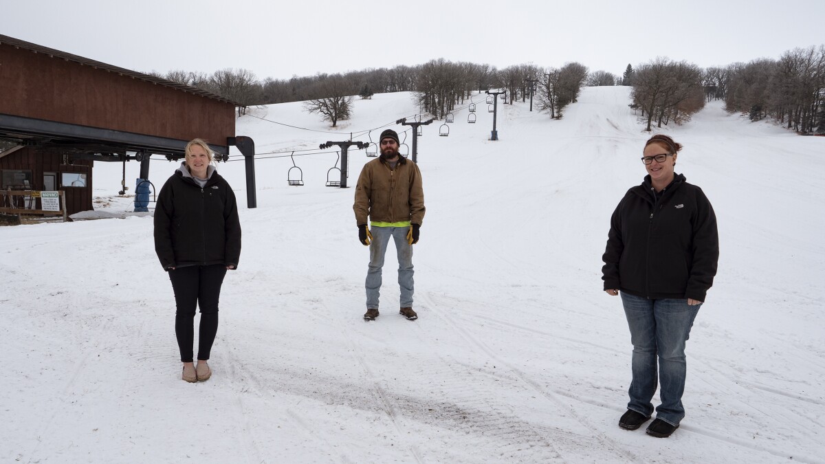 Bear's Den Mountain – Fort Ransom in USA - a group of people standing in the snow.