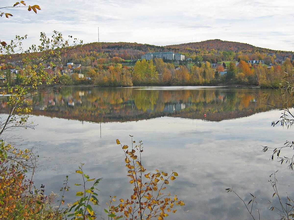 Mont Bellevue in Canada - a lake surrounded by trees in the fall.