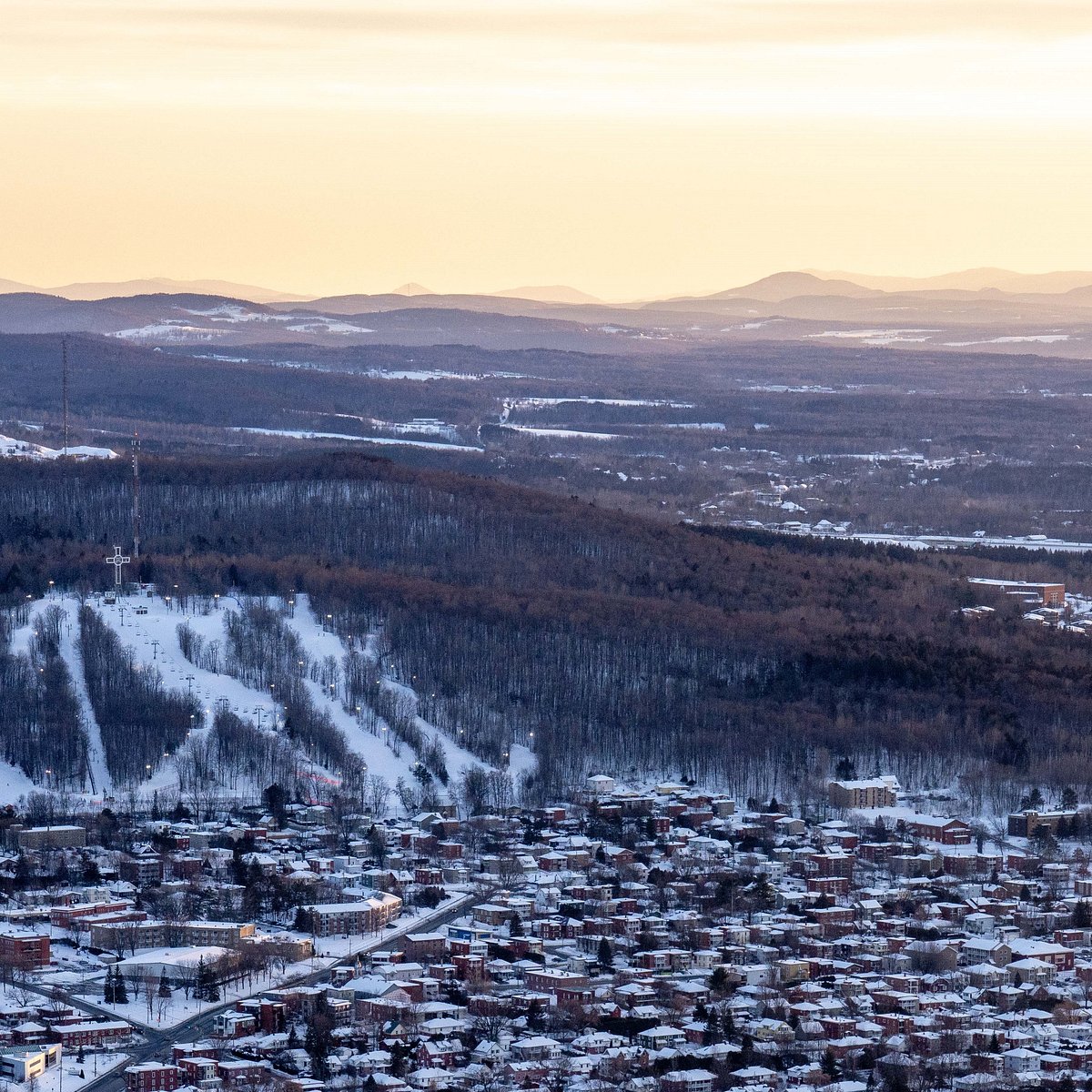 Mont Bellevue in Canada - a city in the mountains covered in snow.