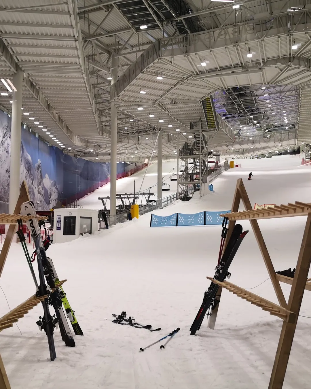 SNØ in Norway - a snowboard is in the middle of a room.