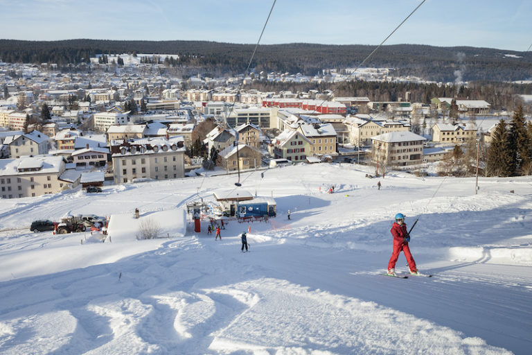 L'Orient in Switzerland: people skiing on the slopes of a ski resort.