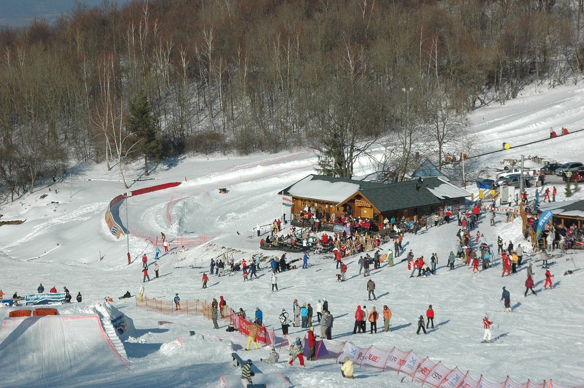 Mátraszentistván Sipark in Hungary - a large group of people skiing down a slope.