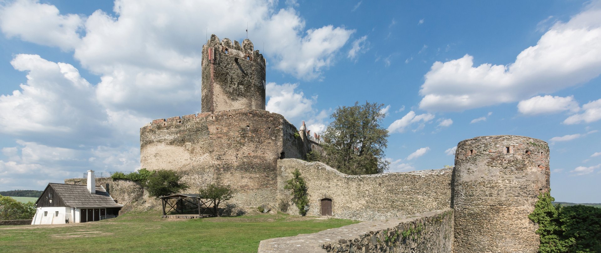Górnik – Rzeczka | ​Sokolec in Poland - an old castle in the middle of a field.