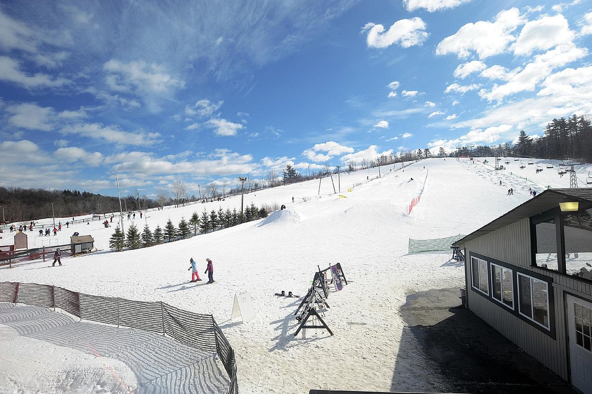 Ward Hill – Shrewsbury in USA - a ski slope with people skiing down it.