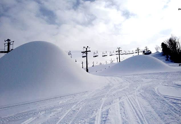 Swiss Valley in USA - a snow covered ski slope with a ski lift in the background.