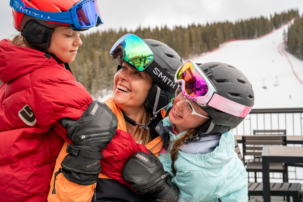 Echo Mountain Park – Idaho Springs in USA - a woman and two children on a ski slope.