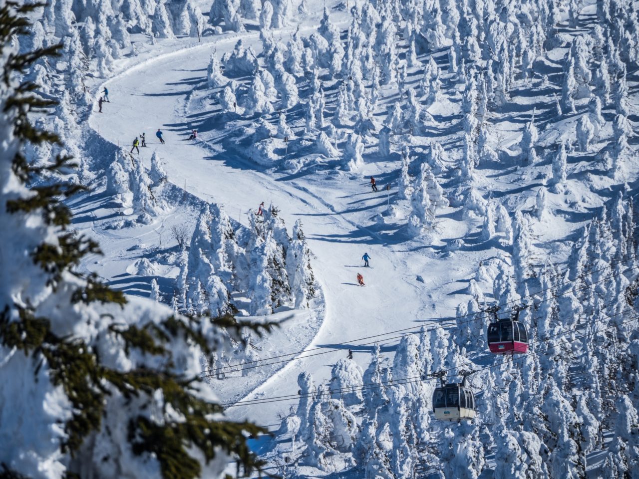 Kamuro in Japan - a ski lift going down a snowy slope.