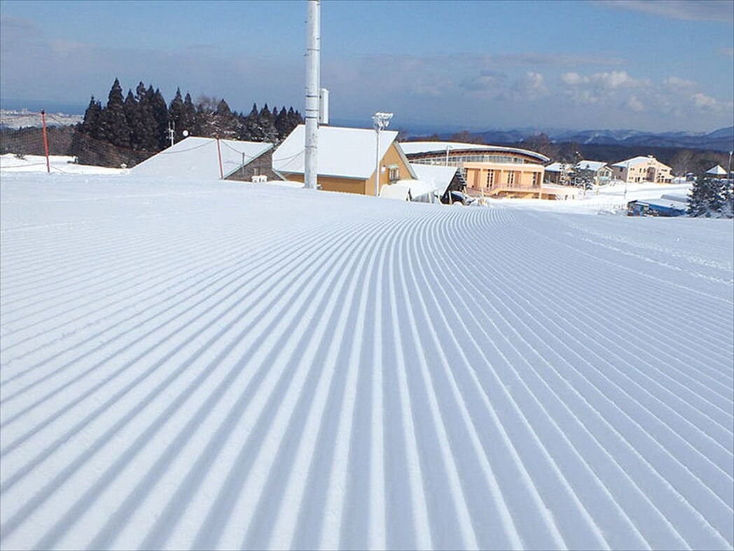 Ushidake Onsen in Japan - the roof of a house with snow on it.