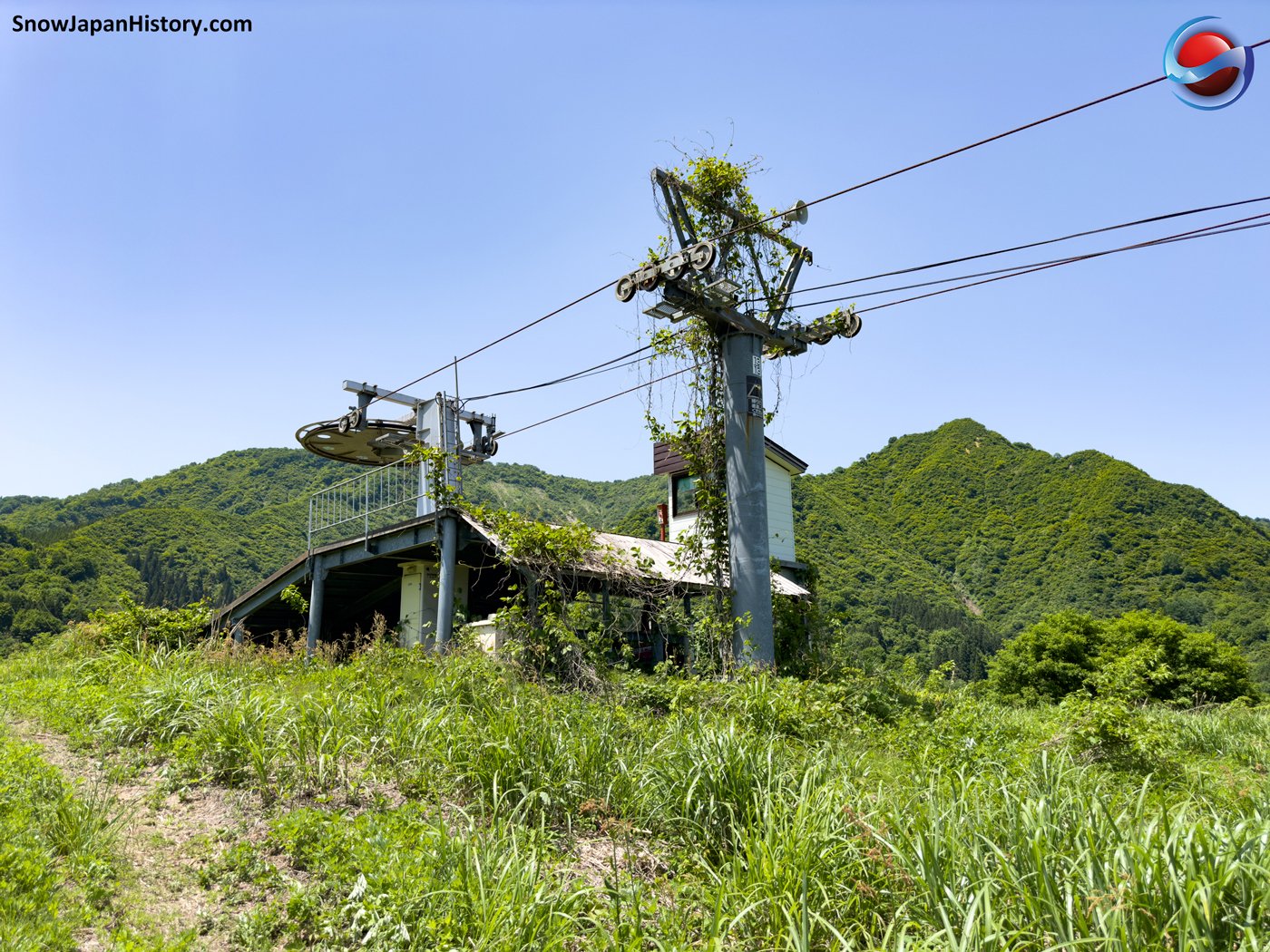 Ishiuchi Hanaoka in Japan - an abandoned house on the side of a mountain.
