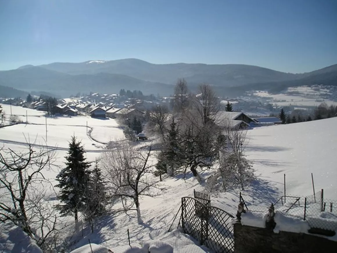 Eck-Riedelstein – Arrach in Germany - a snow covered field with mountains in the background.