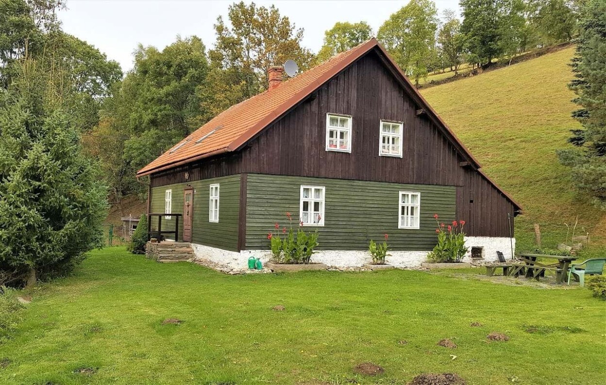 Příčná – Zlaté Hory in Czech Republic - a green house with a red roof and white windows.
