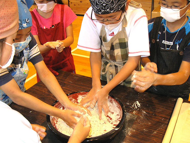 Tengamori in Japan - a group of kids in a kitchen.