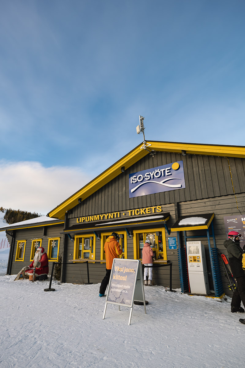 Pikku-Syöte | ​Syötekeskus in Finland: a group of people standing outside of a building.