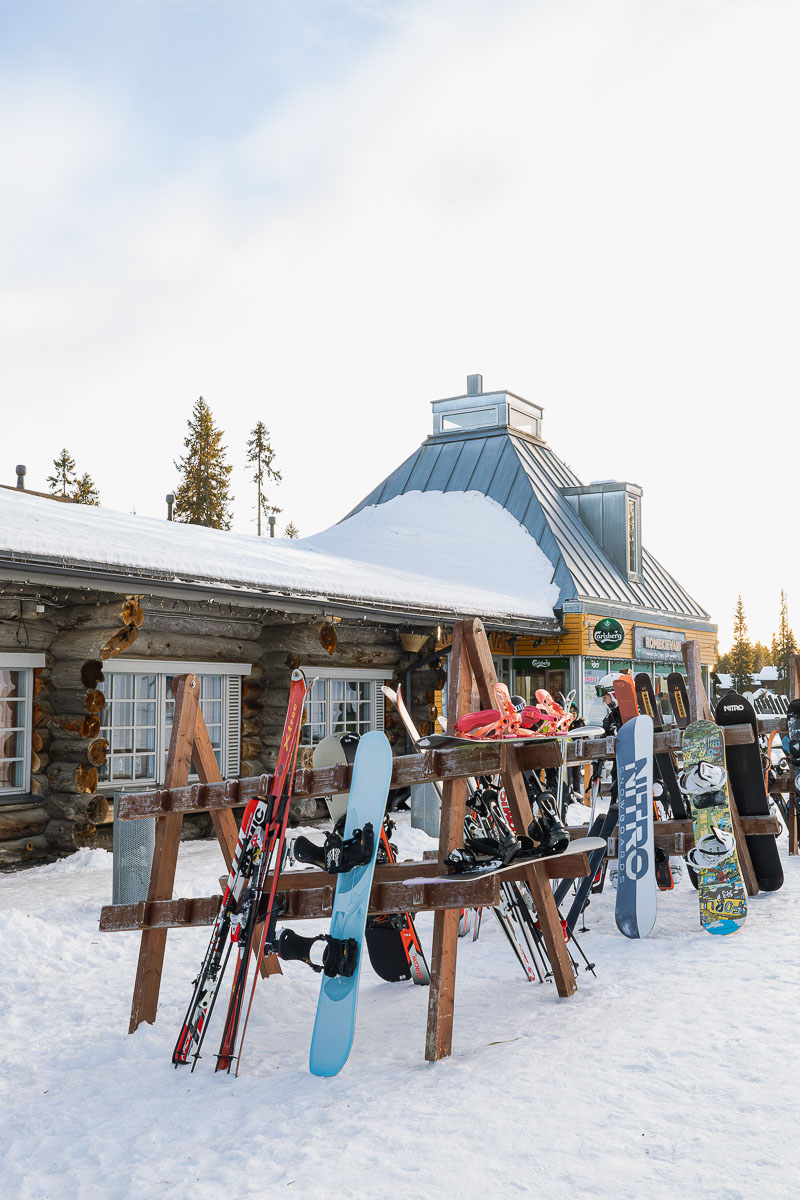 Pikku-Syöte | ​Syötekeskus in Finland: a group of snowboarders standing in front of a building.