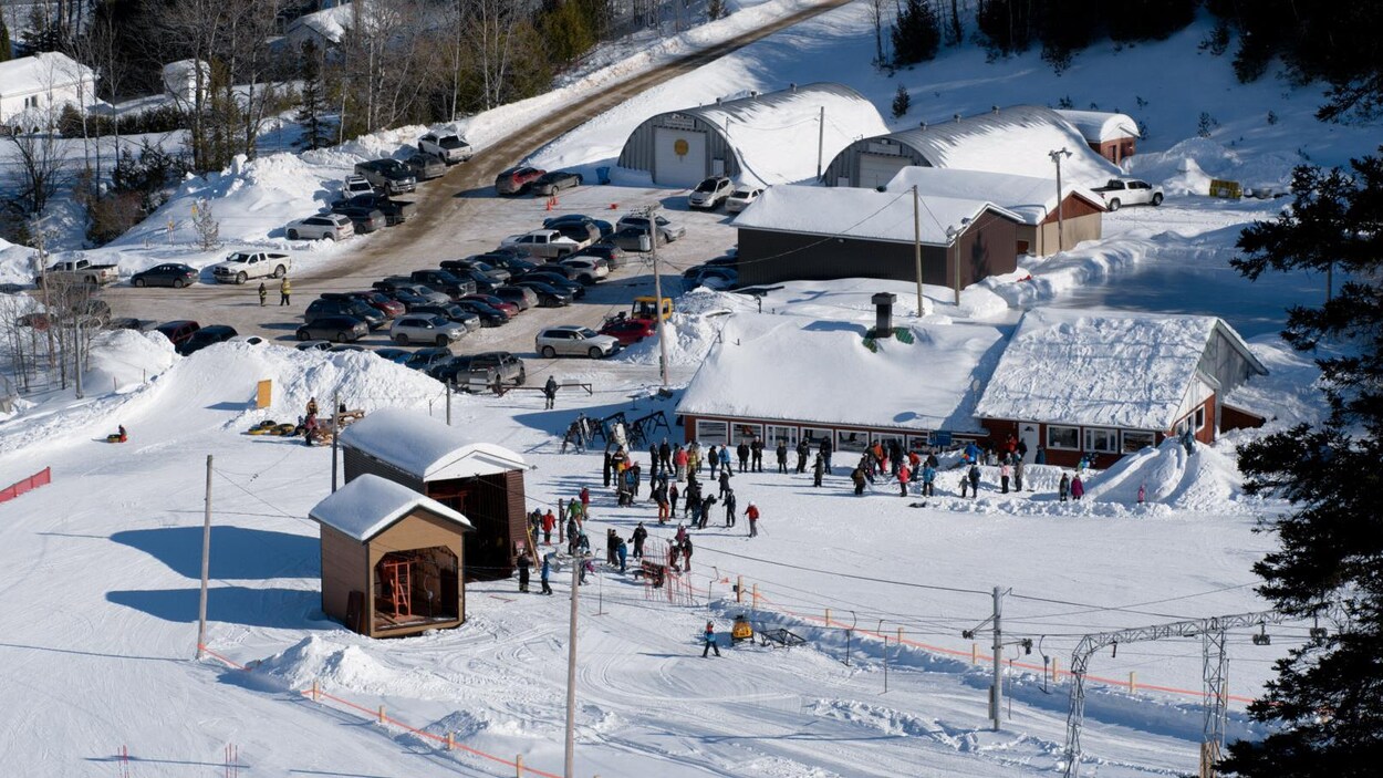 Le Petit Chamonix in Canada: a ski resort with lots of snow on the ground.