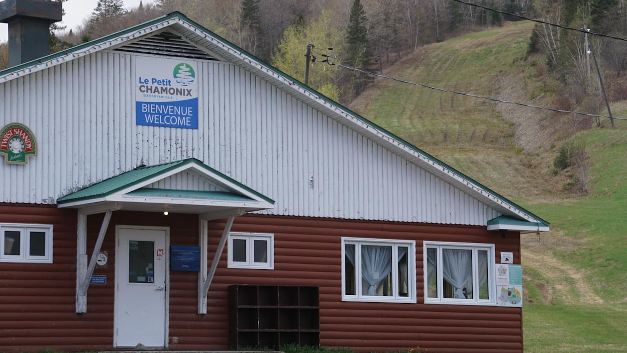 Le Petit Chamonix in Canada: a small building with a sign on the front.