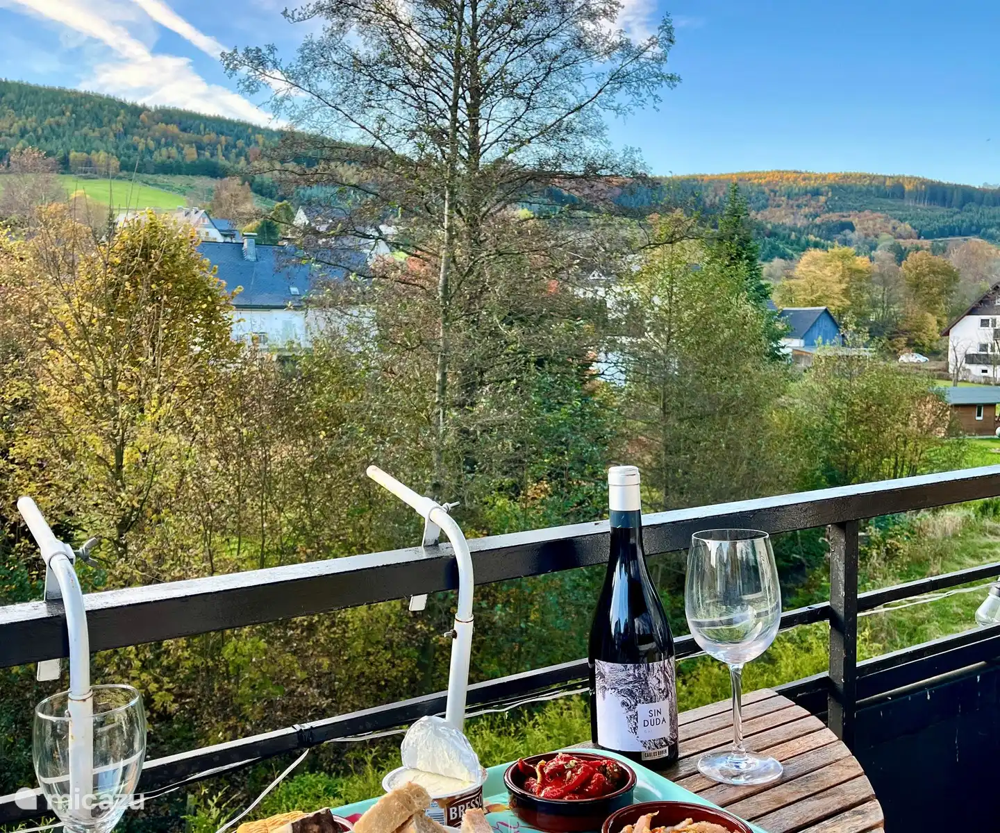 Fort Fun Winterwelt – Bestwig in Germany - a table with plates of food and wine on it.