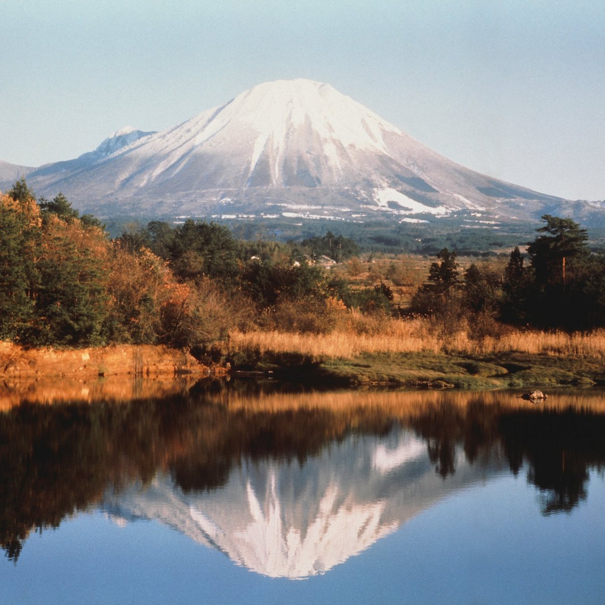Daisen – Masumizu Kogen in Japan - a lake with a mountain in the background.