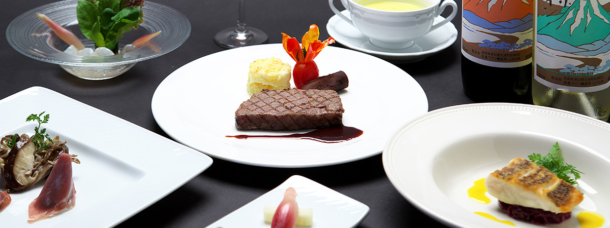 Daisen – Masumizu Kogen in Japan - a table topped with plates of food and drinks.