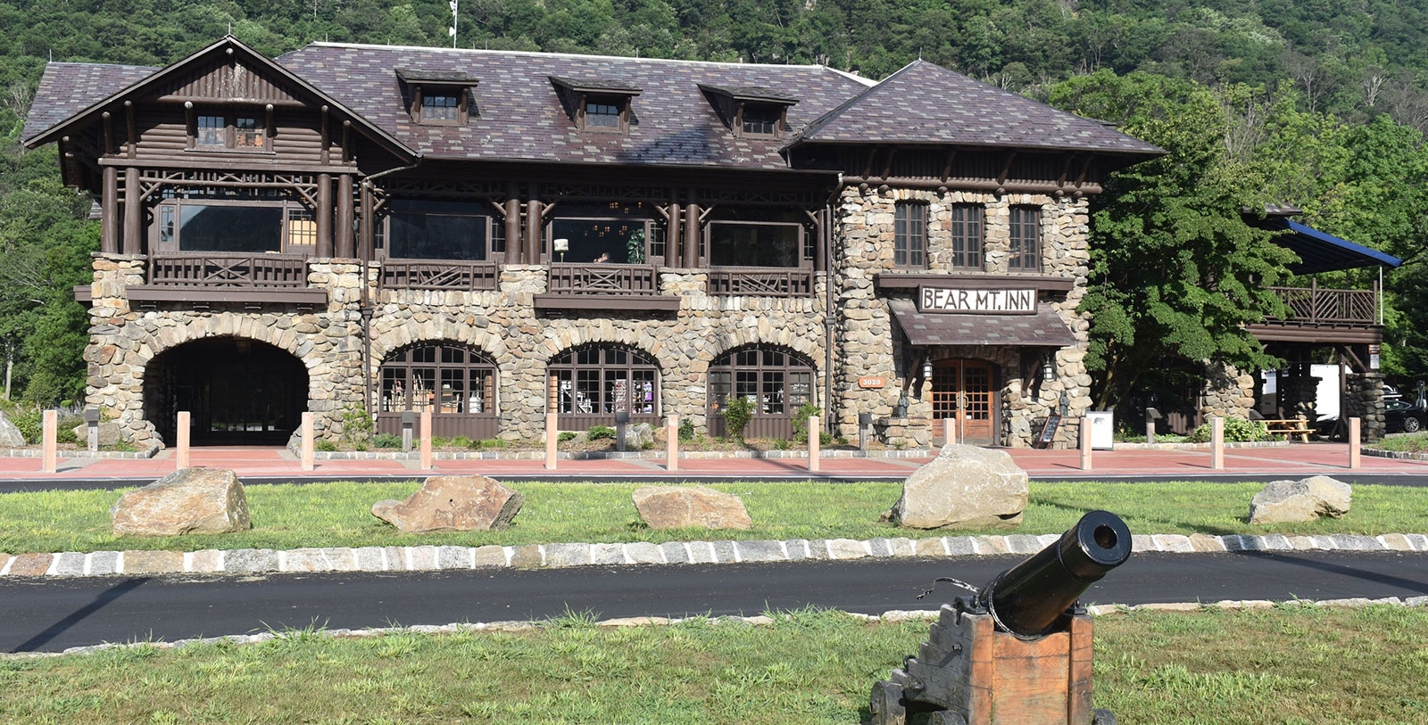 Woodbury in USA: a stone building with a clock in front of it.