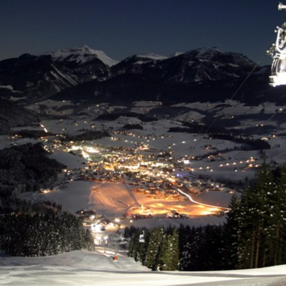 Hochlecken Skilifte in Austria: a view of a ski resort at night.