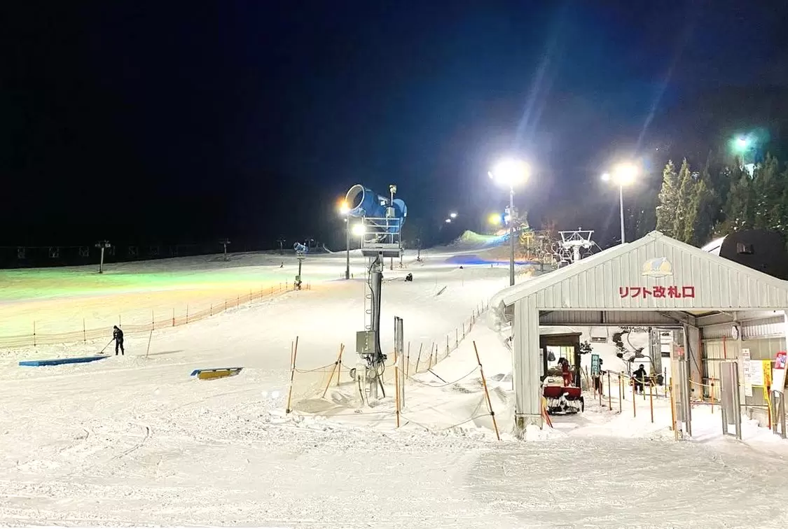 Hiruzen Bear Valley in Japan - a ski slope at night with people on it.